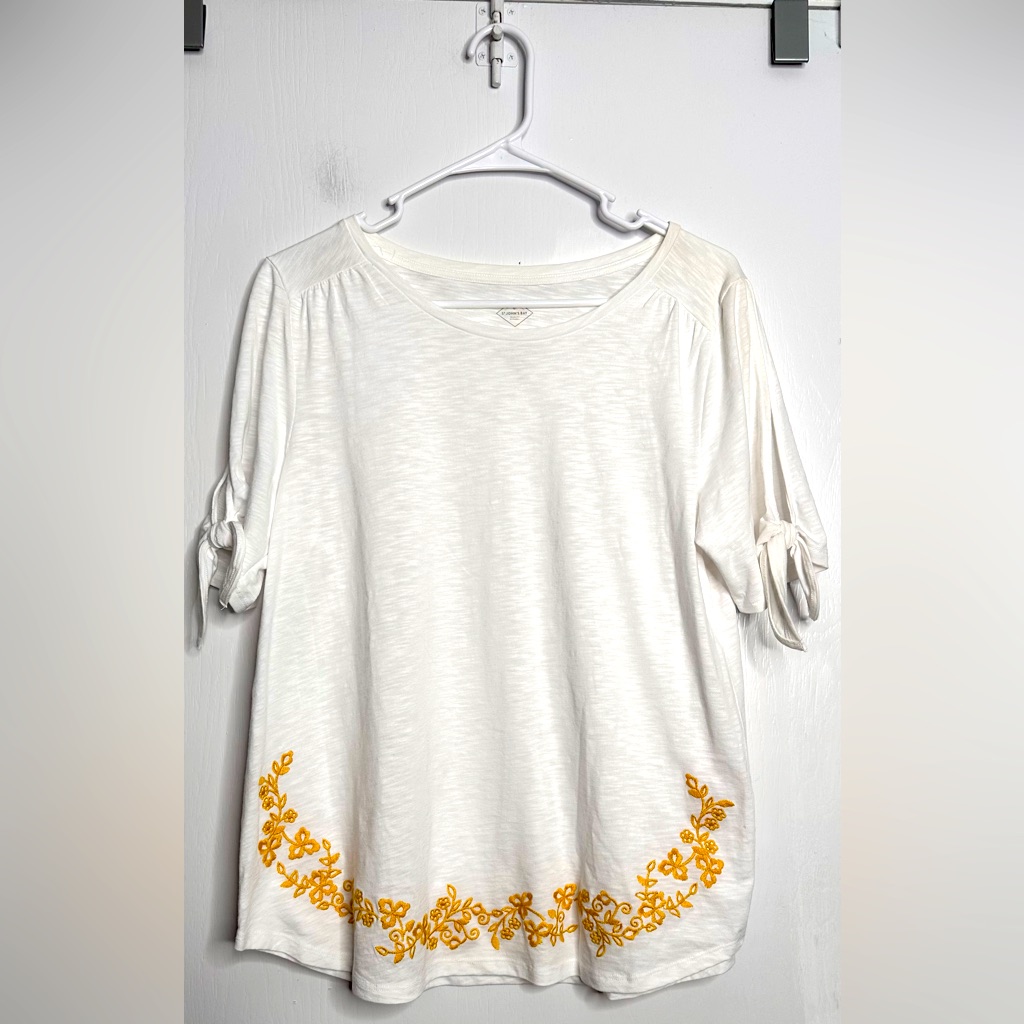 St John’s Bay Women’s Shirt Sleeve Top. Size Medium